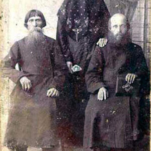 Лука Арефьевич Гребнев, его жена Елена Трофимовна и Дмитрий Дмитриевич Крупин на Нижегородской ярмарке 20 августа 1904 г. Лука Арефьевич Гребнев, его жена Елена Трофимовна и Дмитрий Дмитриевич Крупин на Нижегородской ярмарке 20 августа 1904 г.