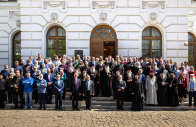 Совместная фотография участников Форума у входа в Пашков Дом (РГБ)