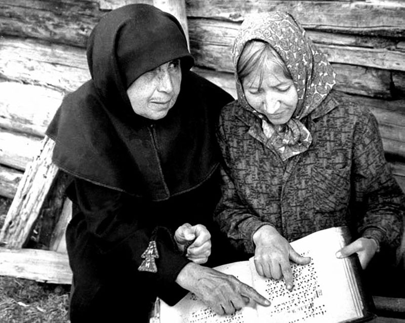 Матушка Афанасия подвергла участницу экспедиции студентку НГУ Елену Журавлеву строгому экзамену по русской палеографии. / Фото: из архива журнала "Родина" Матушка Афанасия подвергла участницу экспедиции студентку НГУ Елену Журавлеву строгому экзамену по русской палеографии. / Фото: из архива журнала "Родина"